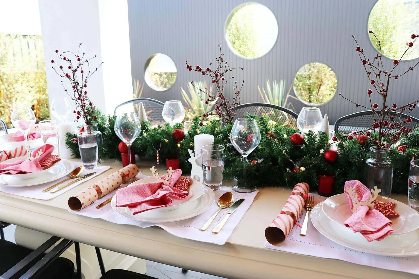 101 Christmas Decorating Ideas for Tables and Sideboards