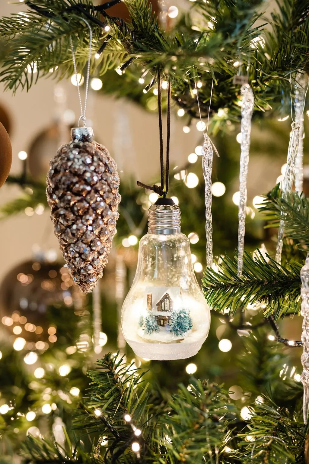 11 Chic Christmas Tree Decorating Ideas, From a Denim-Inspired Palette to Ornament-Free Elegance | Architectural Digest