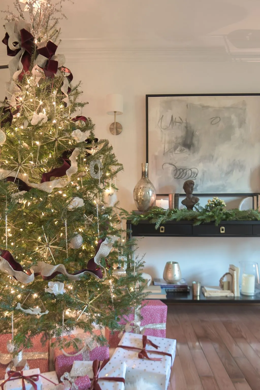 11 Chic Christmas Tree Decorating Ideas, From a Denim-Inspired Palette to Ornament-Free Elegance | Architectural Digest