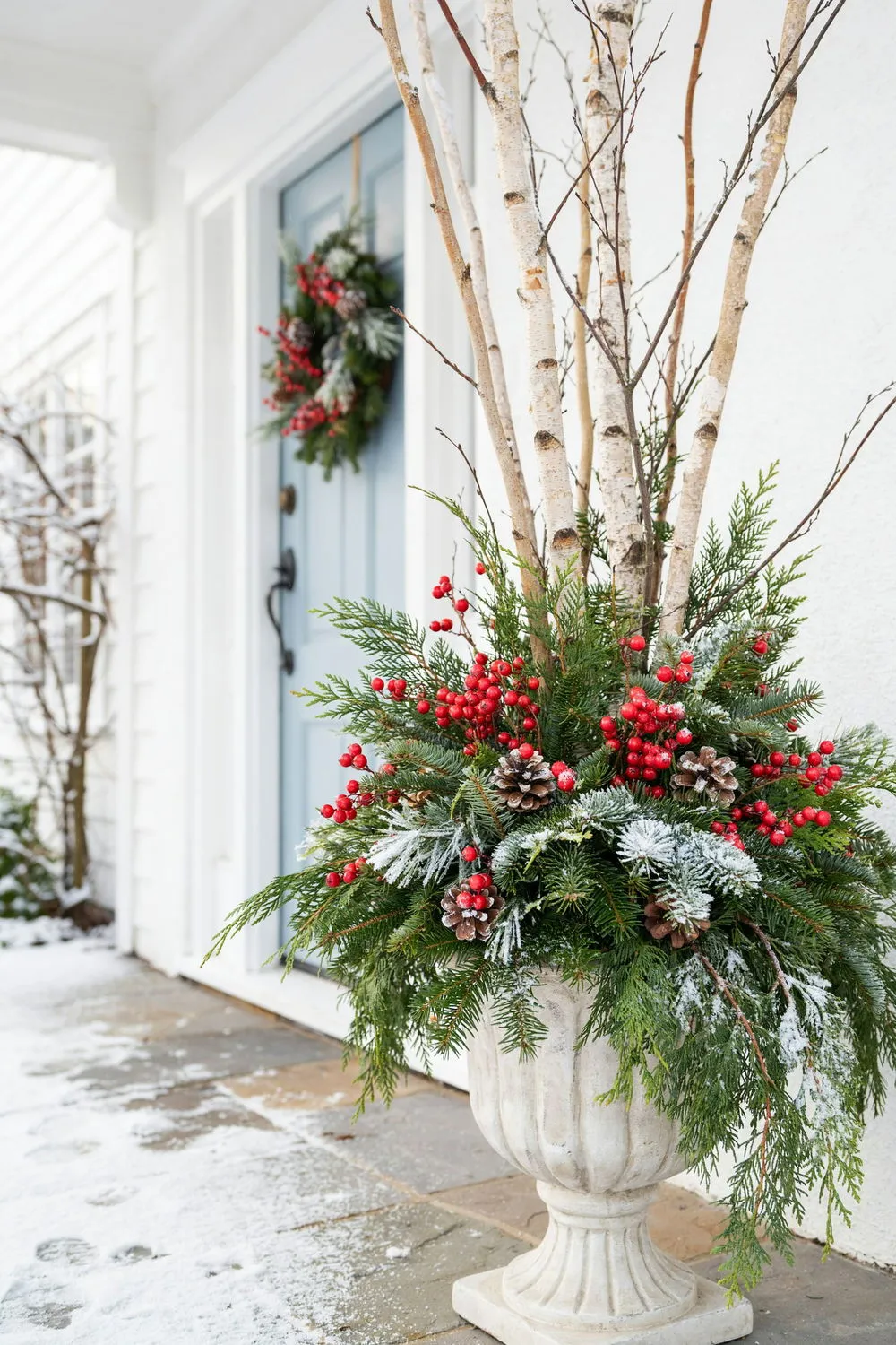 11 Stunning Christmas Planter Ideas With Birch Branches, Berries and  Evergreens | DIY Garden