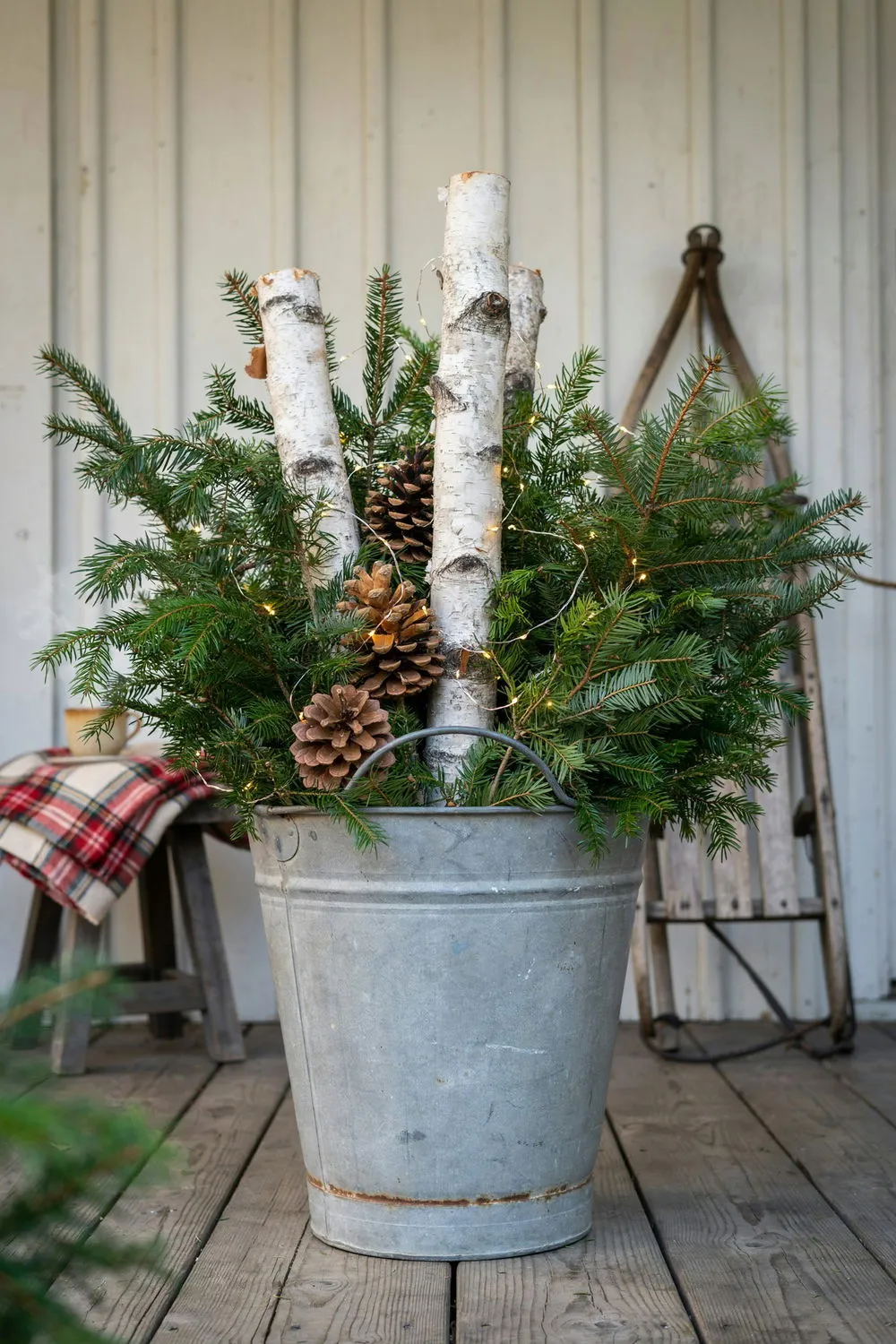12 DIY Christmas Planters Using Evergreen Branches and Pinecones for a Festive Porch | DIY Garden