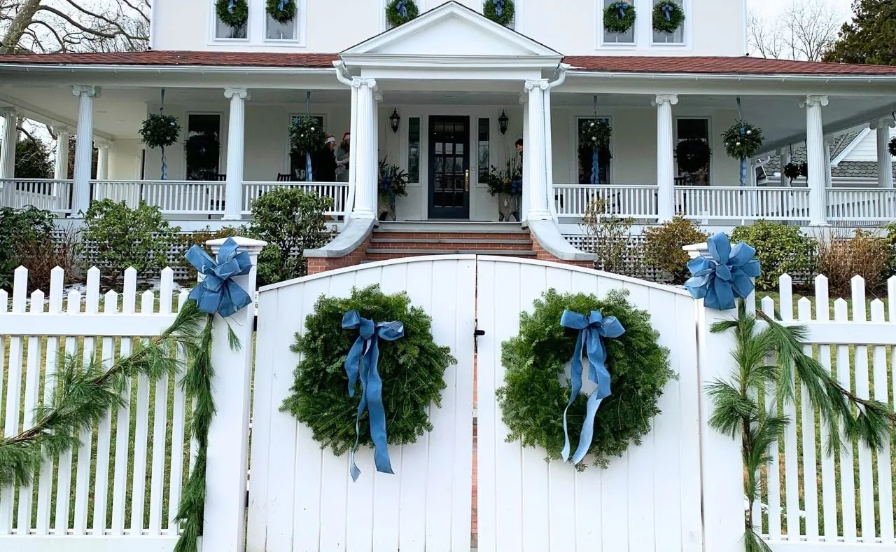 12 Simple Outdoor Christmas Decoration Ideas - Suburbs 101