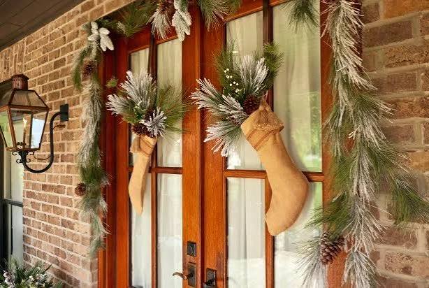 12 Tips for a Cozy Front Porch for Christmas | HGTV