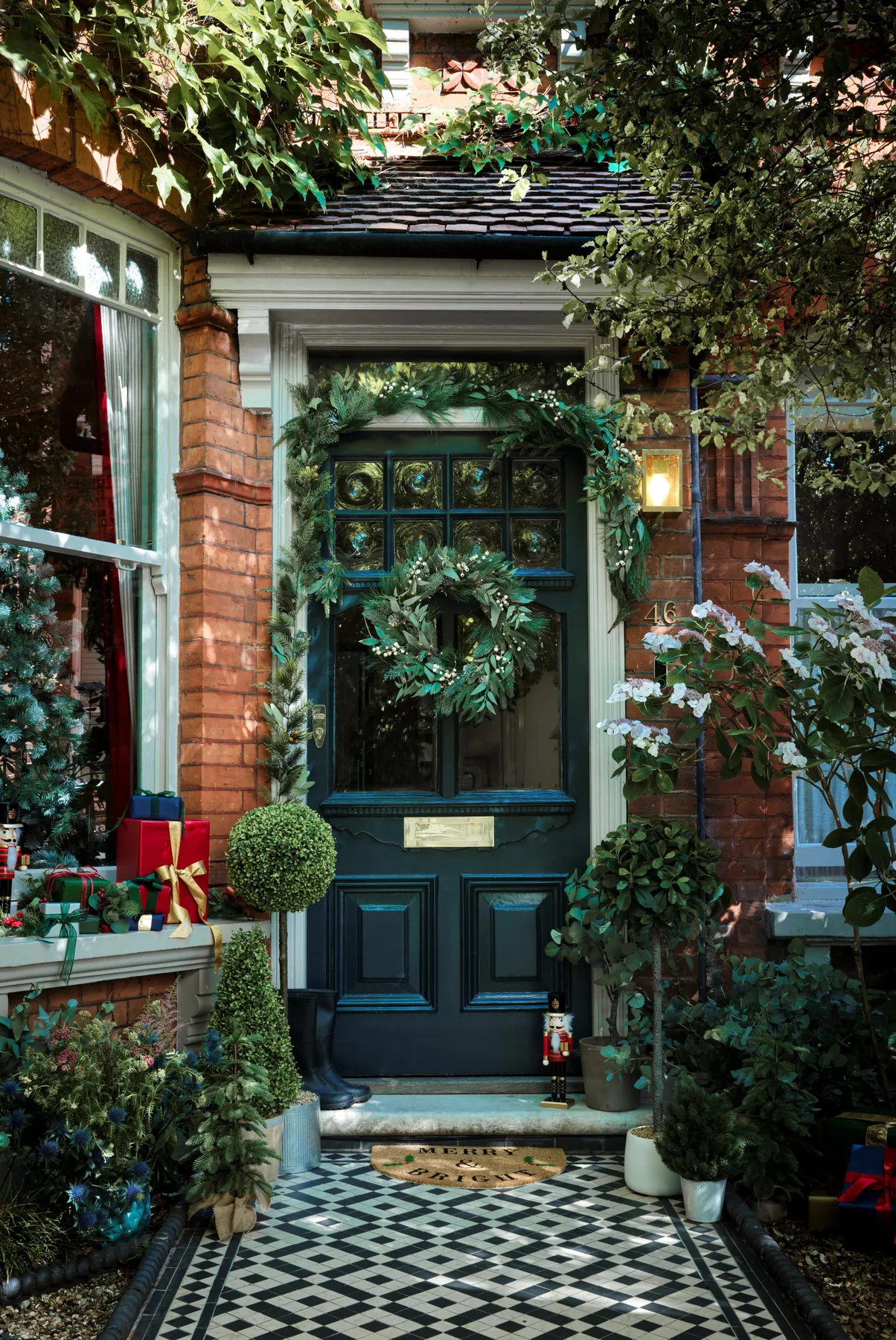 12 Ways To Decorate Your Front Door For Christmas FRONT DOOR DECOR