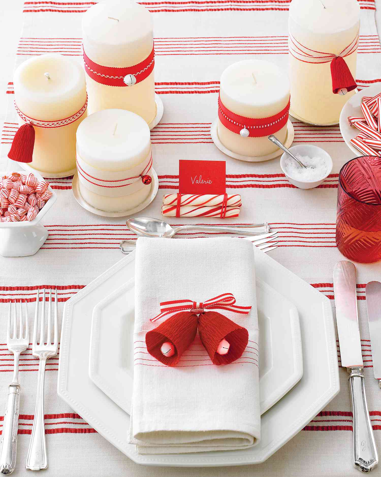 13 Christmas Table Setting Ideas That Will Enchant Your Guests