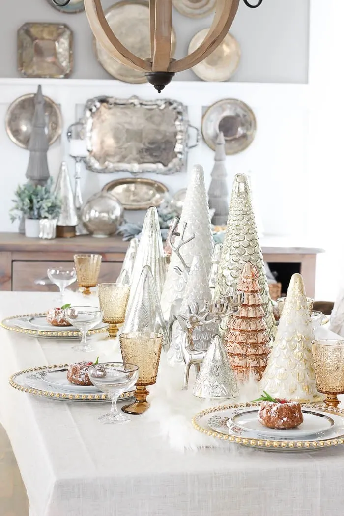 14 Festive Holiday Tablescapes to Inspire You! - Pizzazzerie