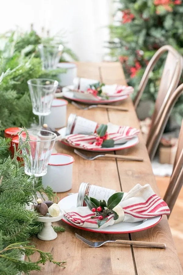 14 Festive Holiday Tablescapes to Inspire You! - Pizzazzerie