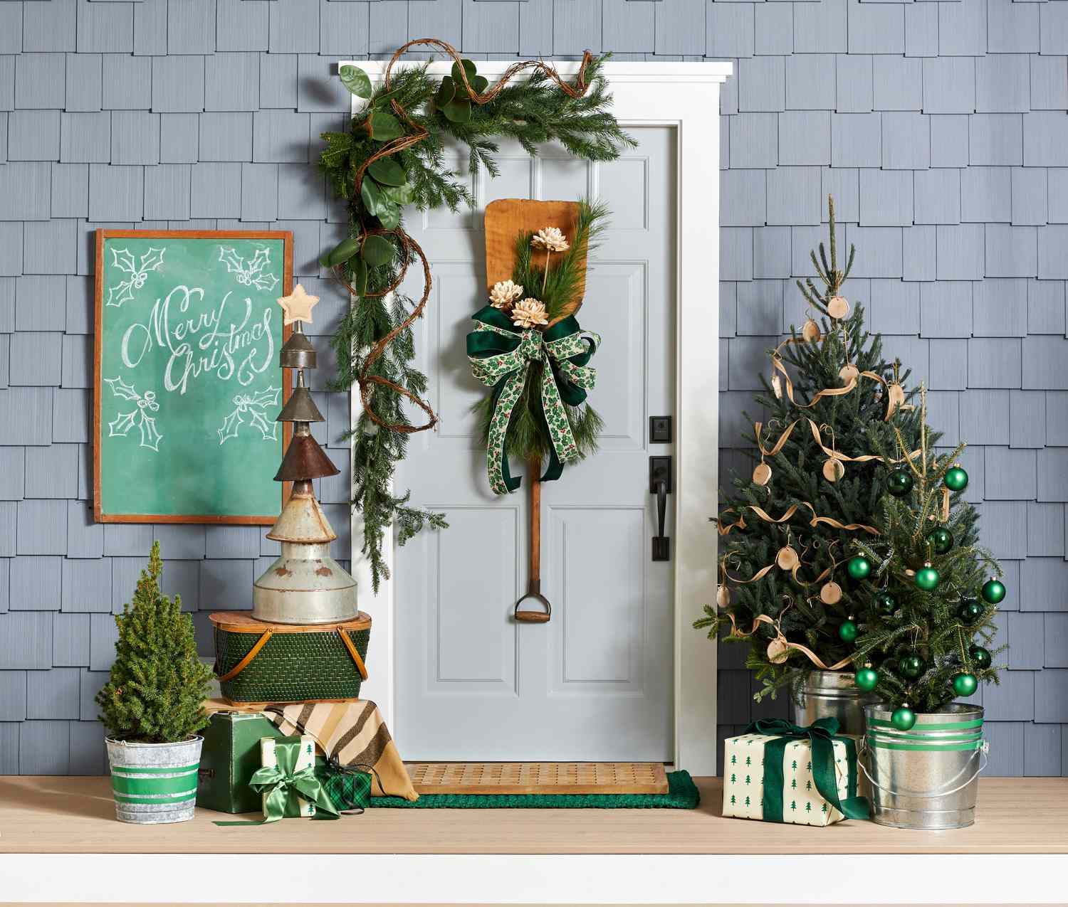 15 Farmhouse Christmas Porch Ideas for a Warm Welcome