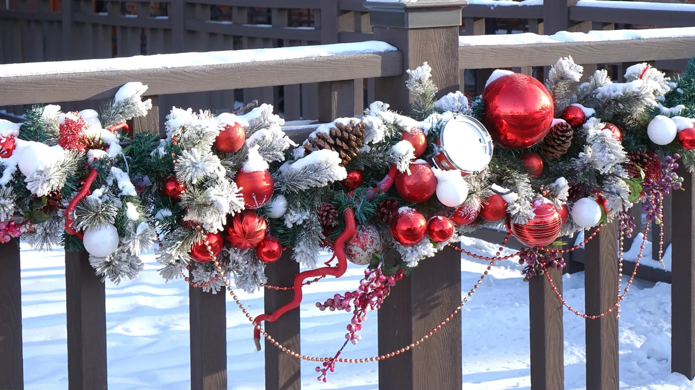 16 Festive Ways To Decorate An Outdoor Fence For The Holidays