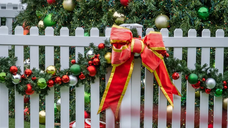 16 Festive Ways To Decorate An Outdoor Fence For The Holidays