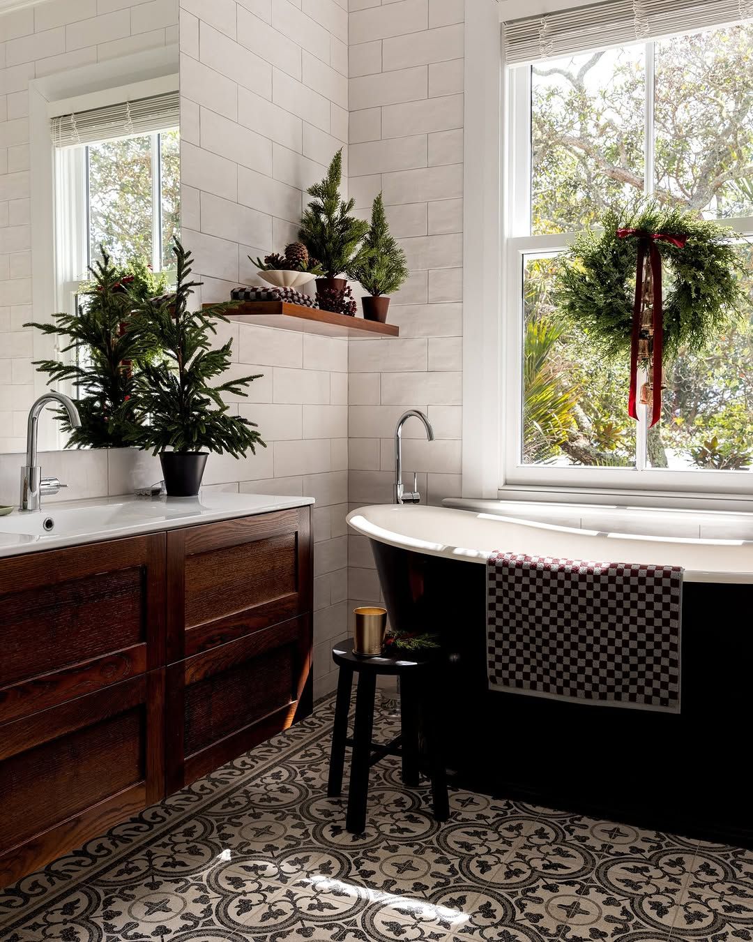 17 Christmas Bathroom Decor Ideas That Prove Even the Smallest Space  Deserves a Festive Moment