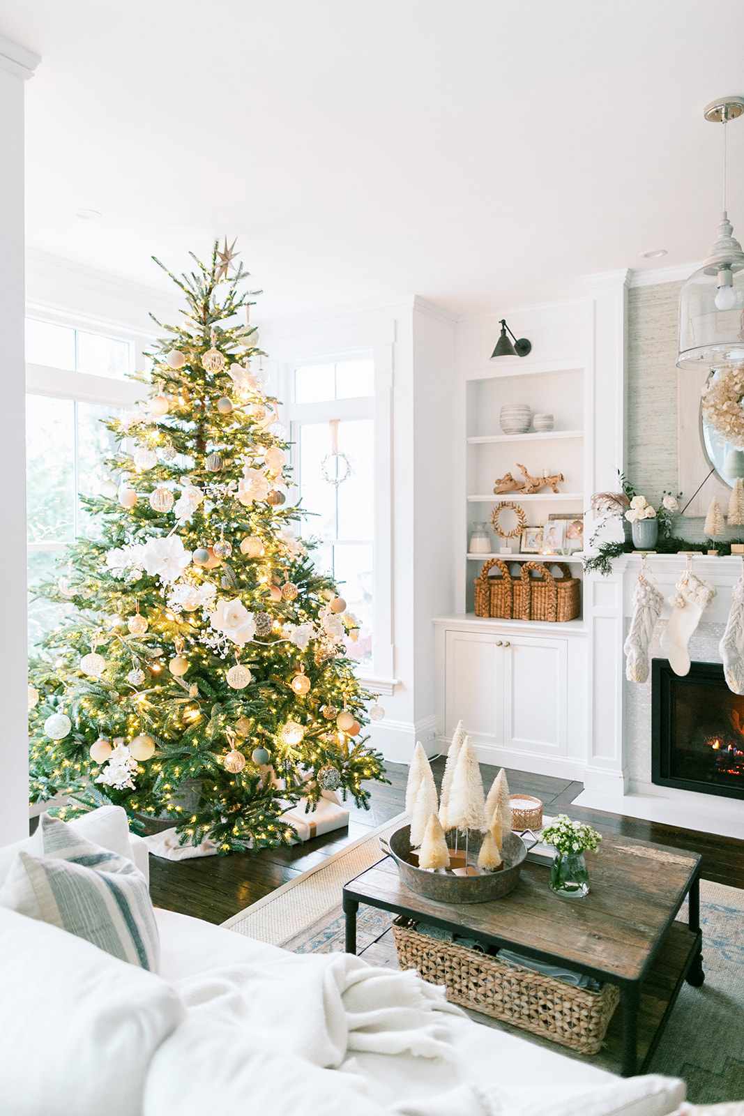 17 Tips for Decorating Your Coffee Table for Christmas This Year