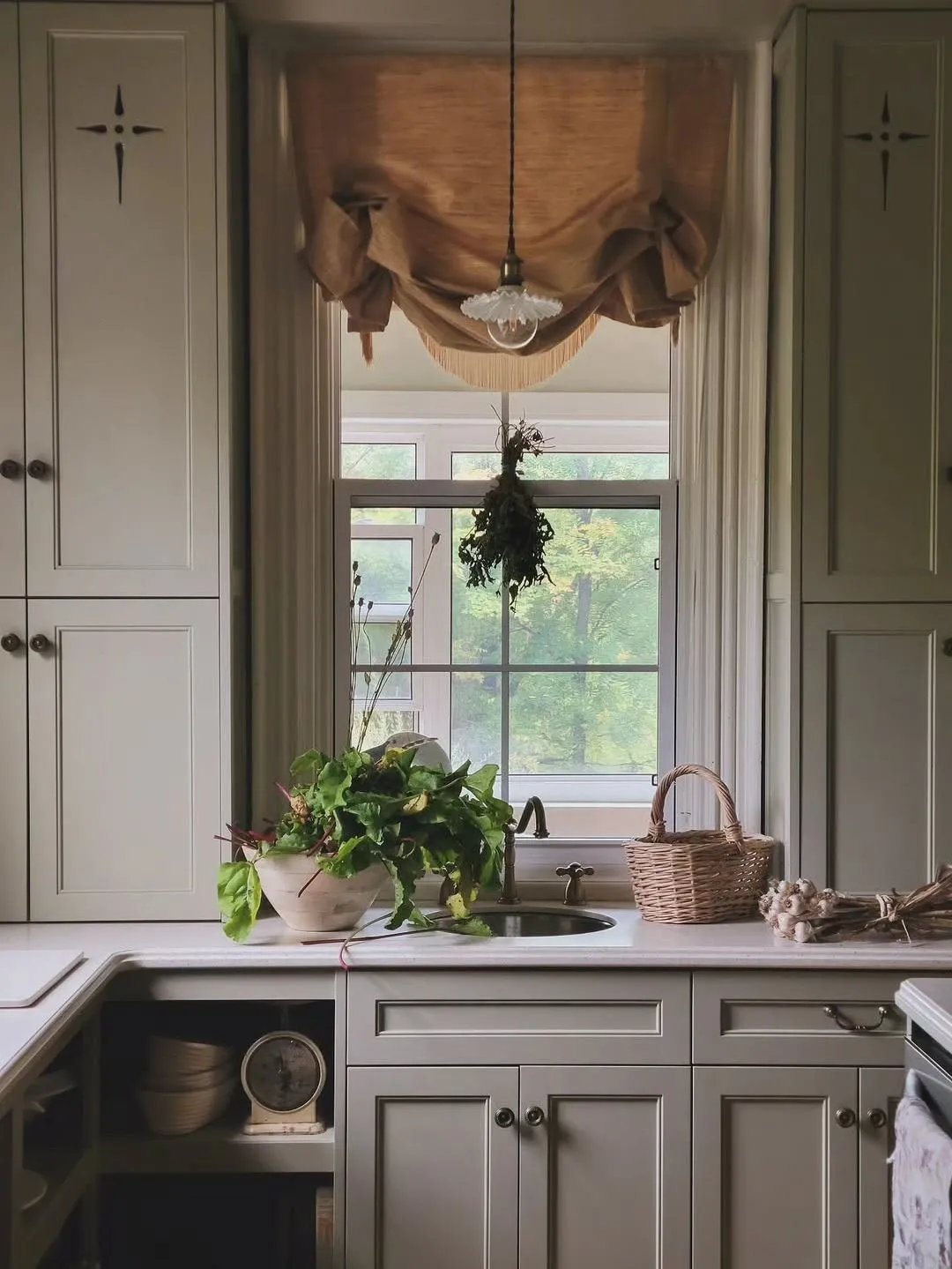 19 Kitchen Window Treatments That Make the Sink Zone Feel Designed, Not  Ignored