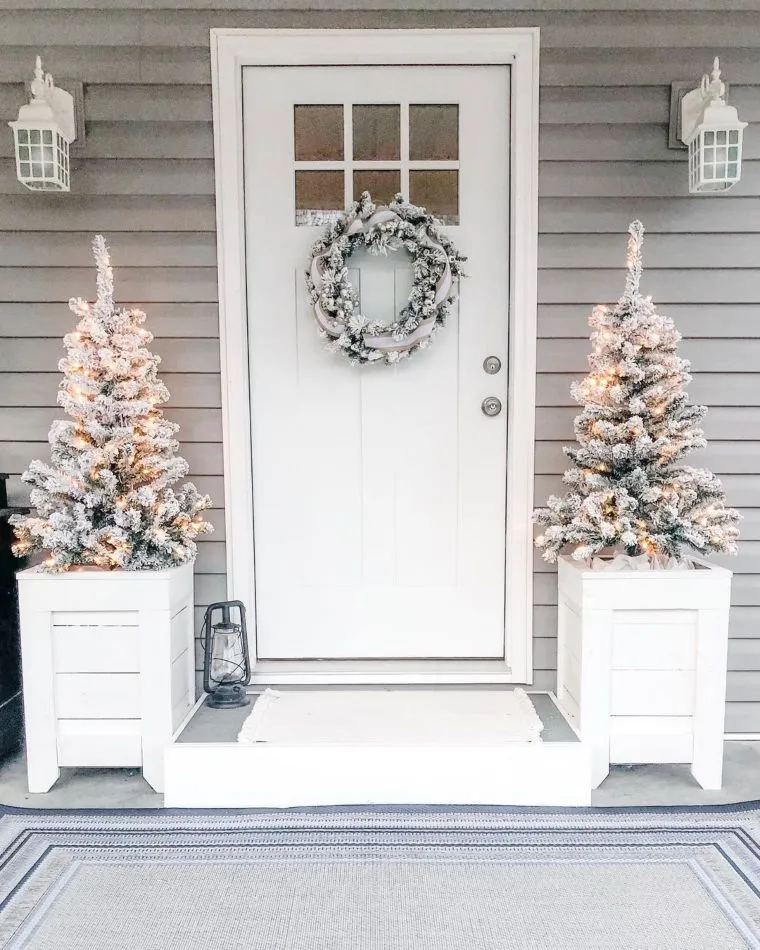 20 Christmas Porch Decorations - Craftsy Hacks