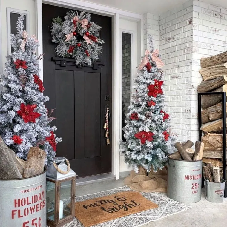 20 Christmas Porch Decorations - Craftsy Hacks