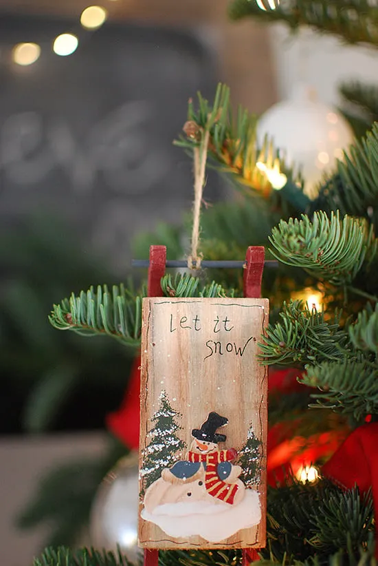 20 Traditional Christmas Tree Ideas, Decorations and Ornaments! (With Home Tours!) • The Budget Decorator