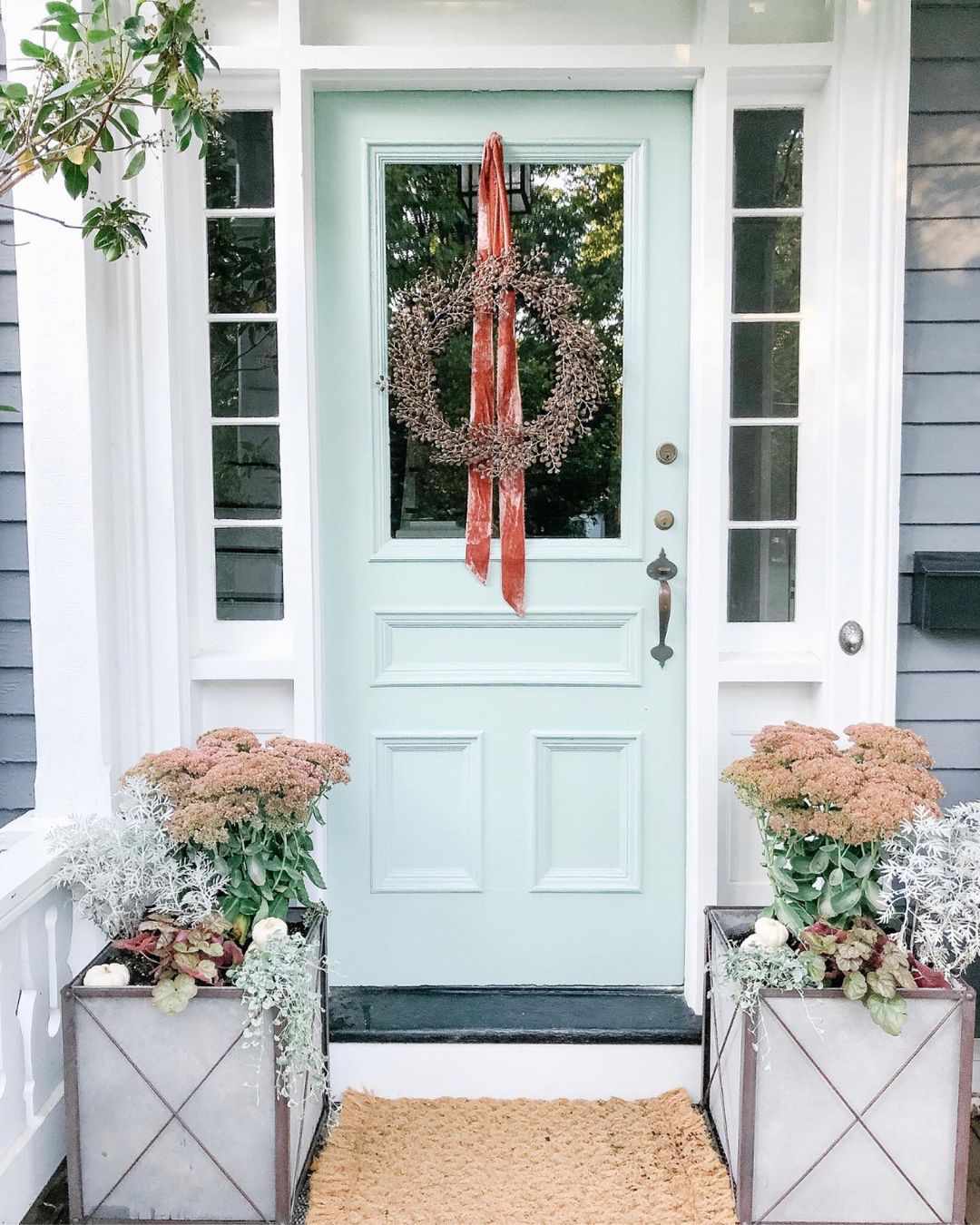 21 Outdoor Winter Planter Ideas That Thrive in the Cold