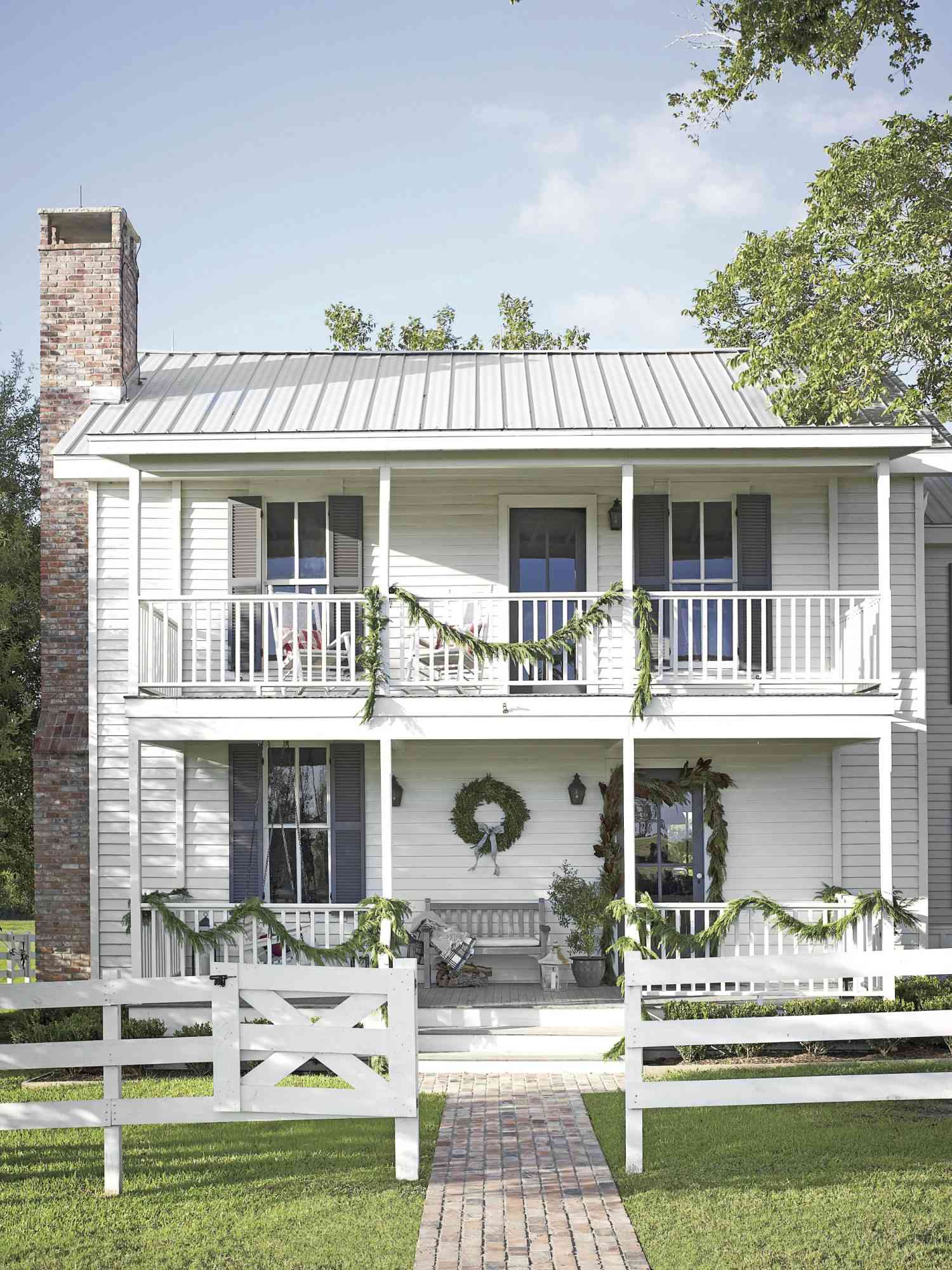 22 Front Porch Christmas Decorating Ideas