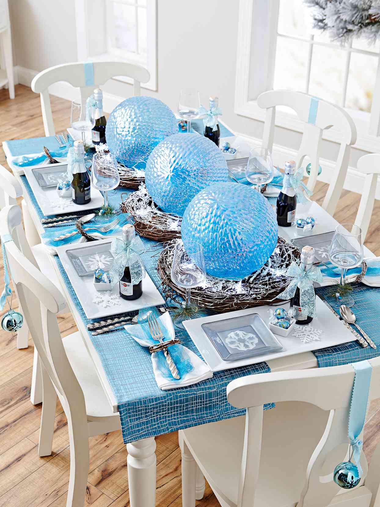 22 New Year's Table Decorations to Add Festive Flair