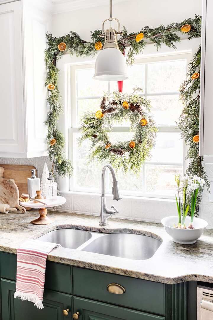 25 Enchanting Christmas Window Decorations Ideas for Holiday