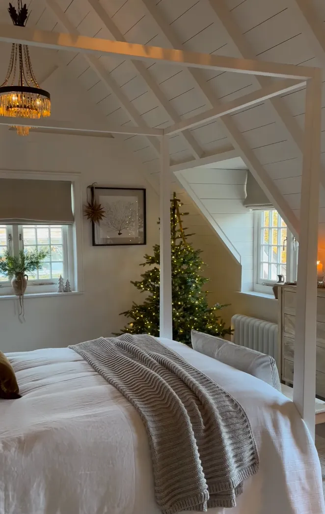25 Farmhouse Christmas Bedroom Ideas for a Cozy Holiday Home
