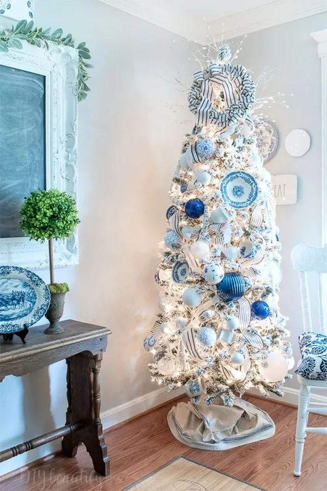 27 Flocked Christmas Tree Decorating Ideas That Will Charm You