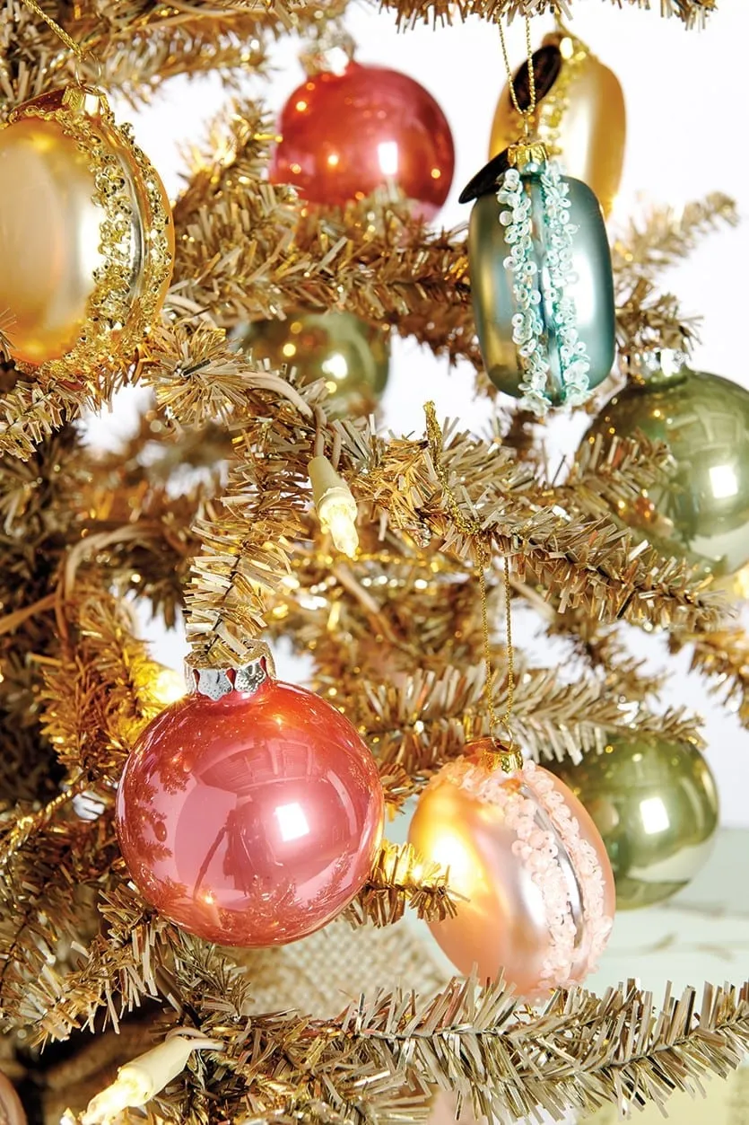 3 Converts Tell Us Why They Love Their Fake Tree - How to Decorate