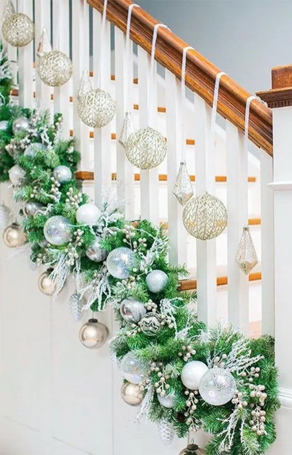 30+ Festive Decoration Ideas for Christmas Staircase - Listing More