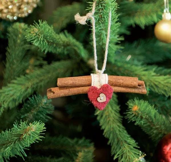 30 Handmade Christmas Decorations with Cinnamon Sticks Adding Seasonal Aroma to Green Holiday Decor