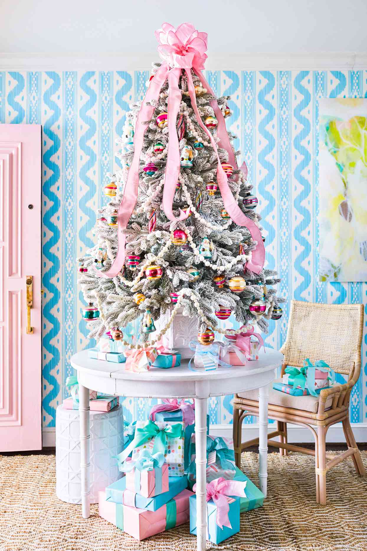 31 Stunning Ways to Decorate a White Christmas Tree