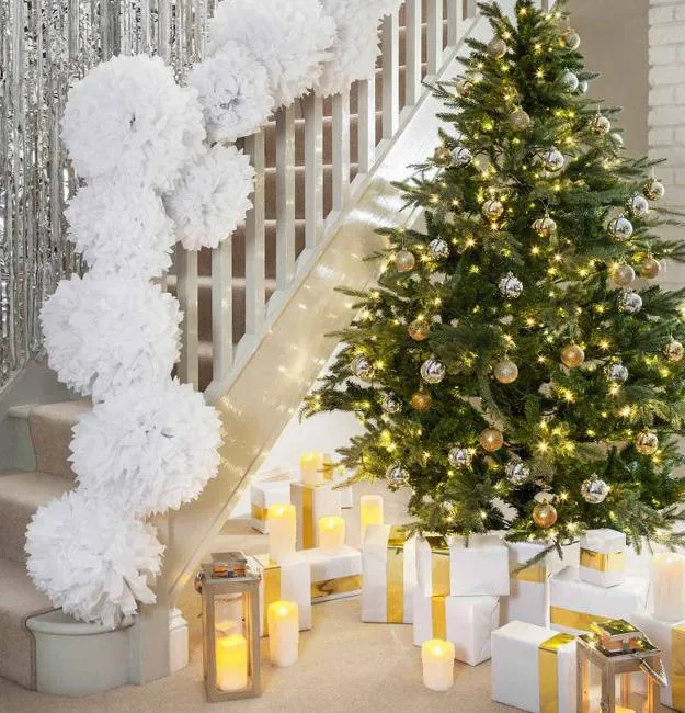 33 Christmas Decorating Ideas for Festive Staircase Designs