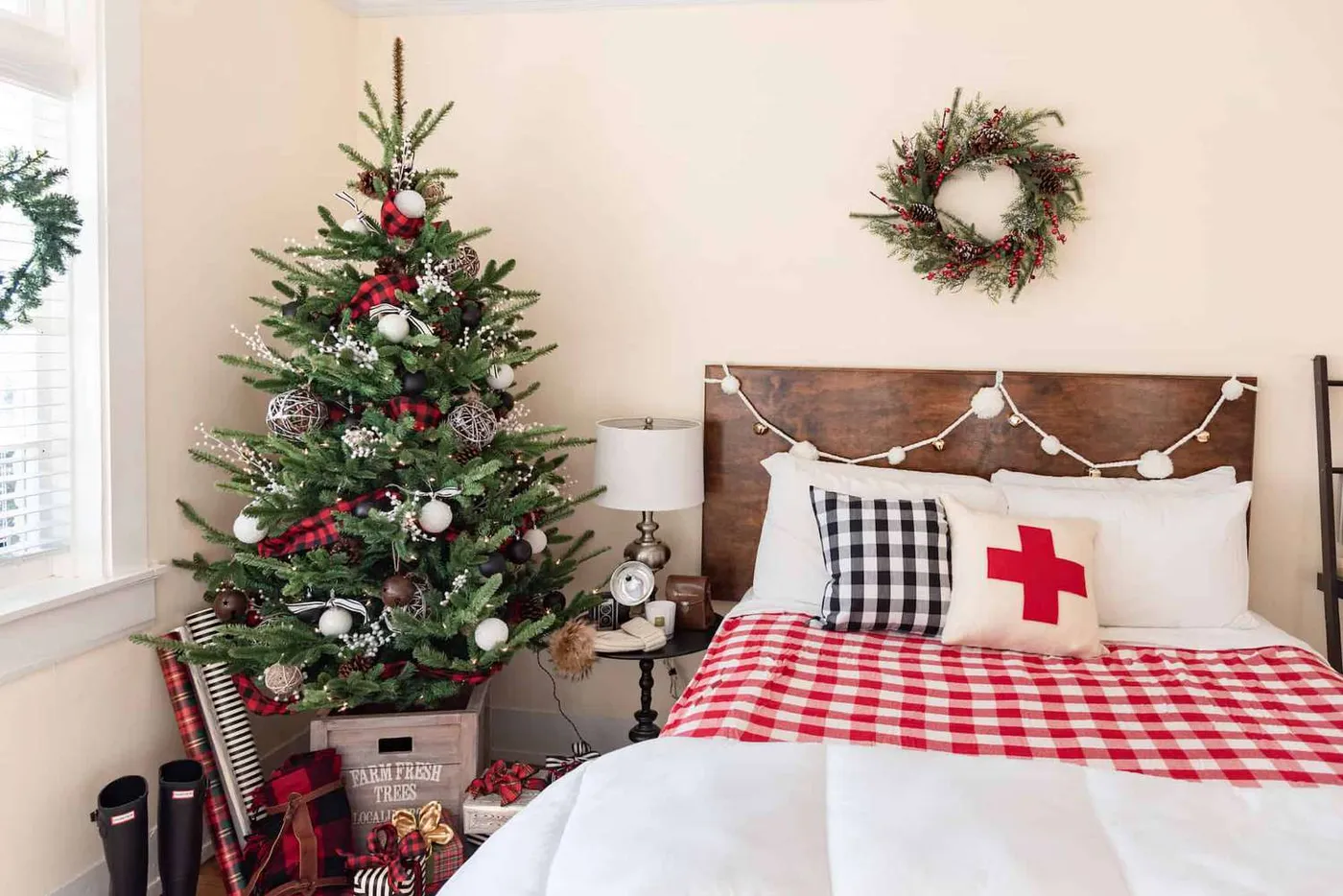 34 Small Christmas Tree Ideas That Bring Major Cheer