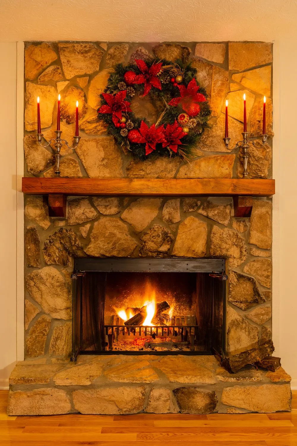 35 Winter Fireplace Mantel Decorating Ideas for Christmas