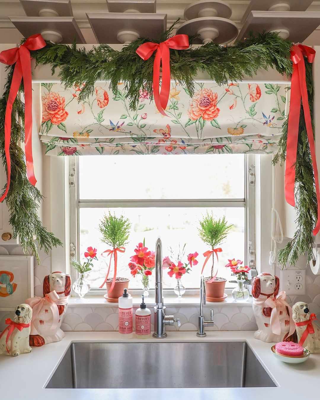 38 Christmas Kitchen Decor Ideas For Extra Holiday Cheer While Cooking