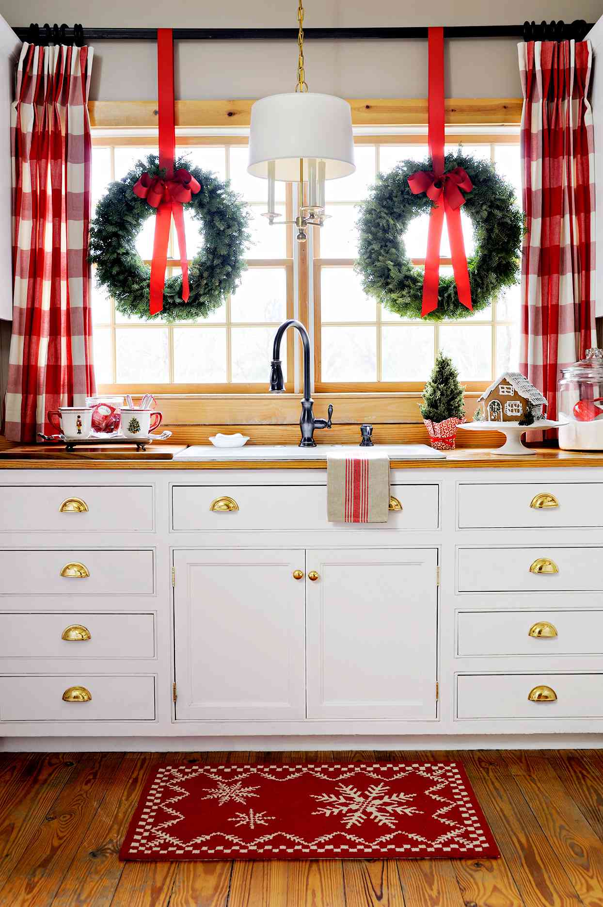 38 Cozy Christmas Decorating Ideas for the Kitchen