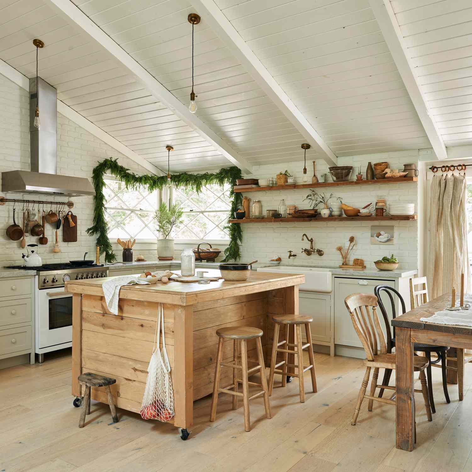38 Cozy Christmas Decorating Ideas for the Kitchen