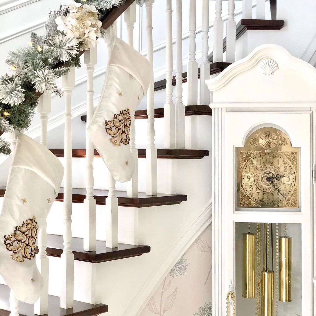 40 Beautiful Staircase Decorations For Christmas