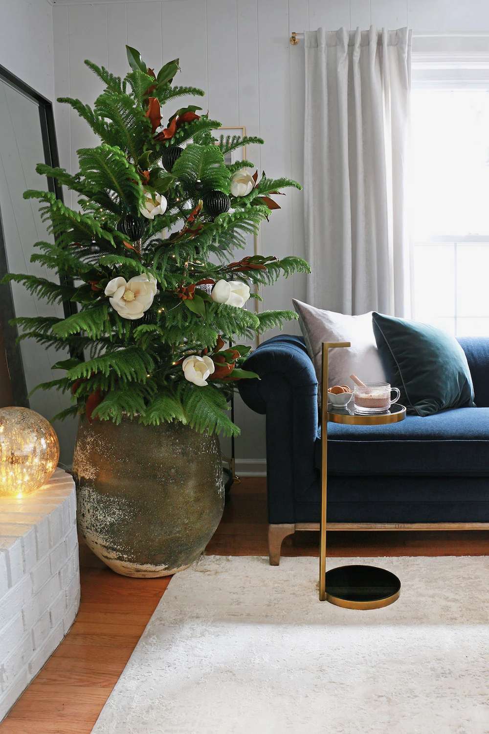 42 Space-Saving Christmas Decorating Ideas That Are Full of Charm