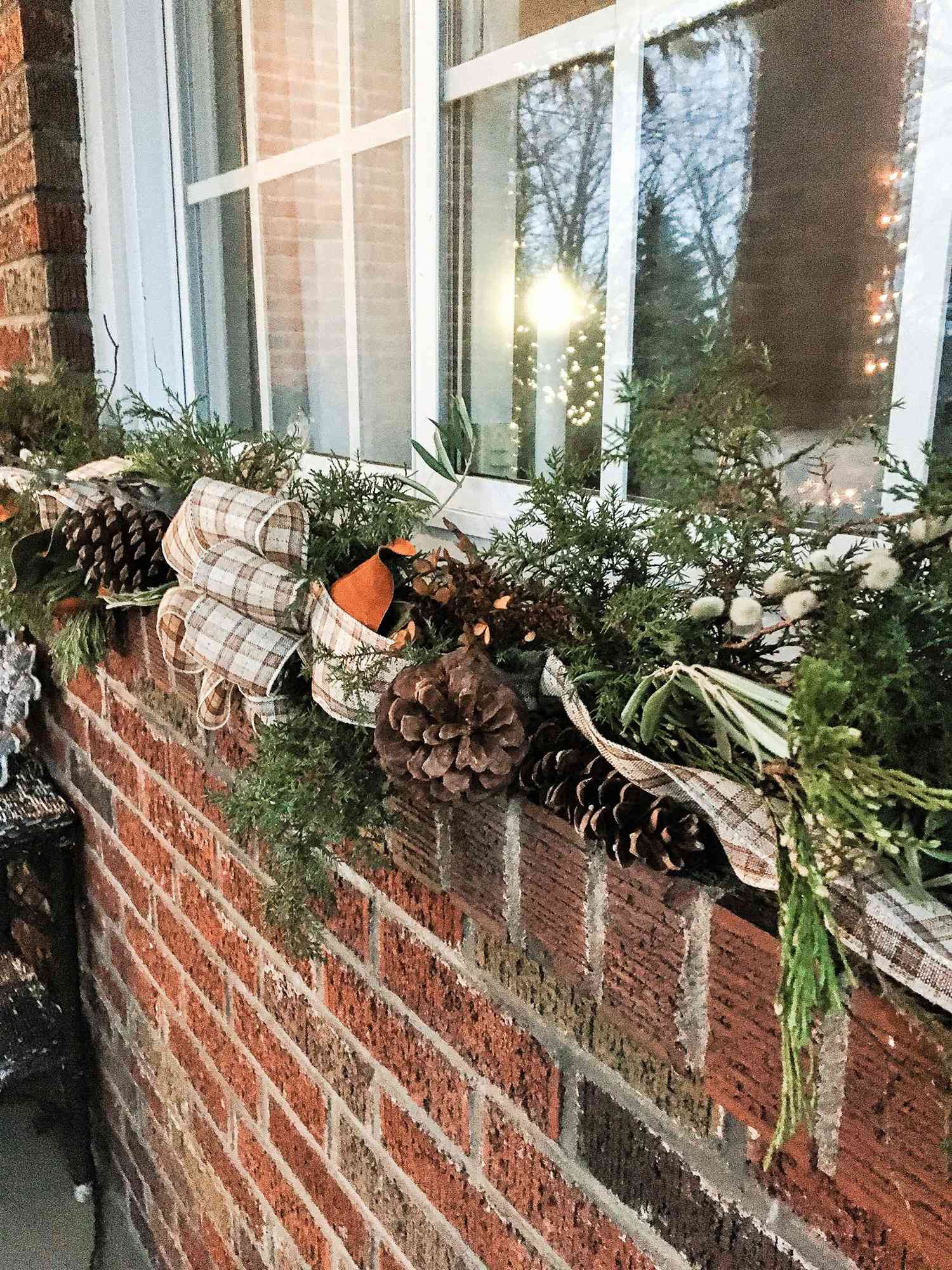 46 Christmas Window Decorating Ideas for a Festive Feeling Outdoors