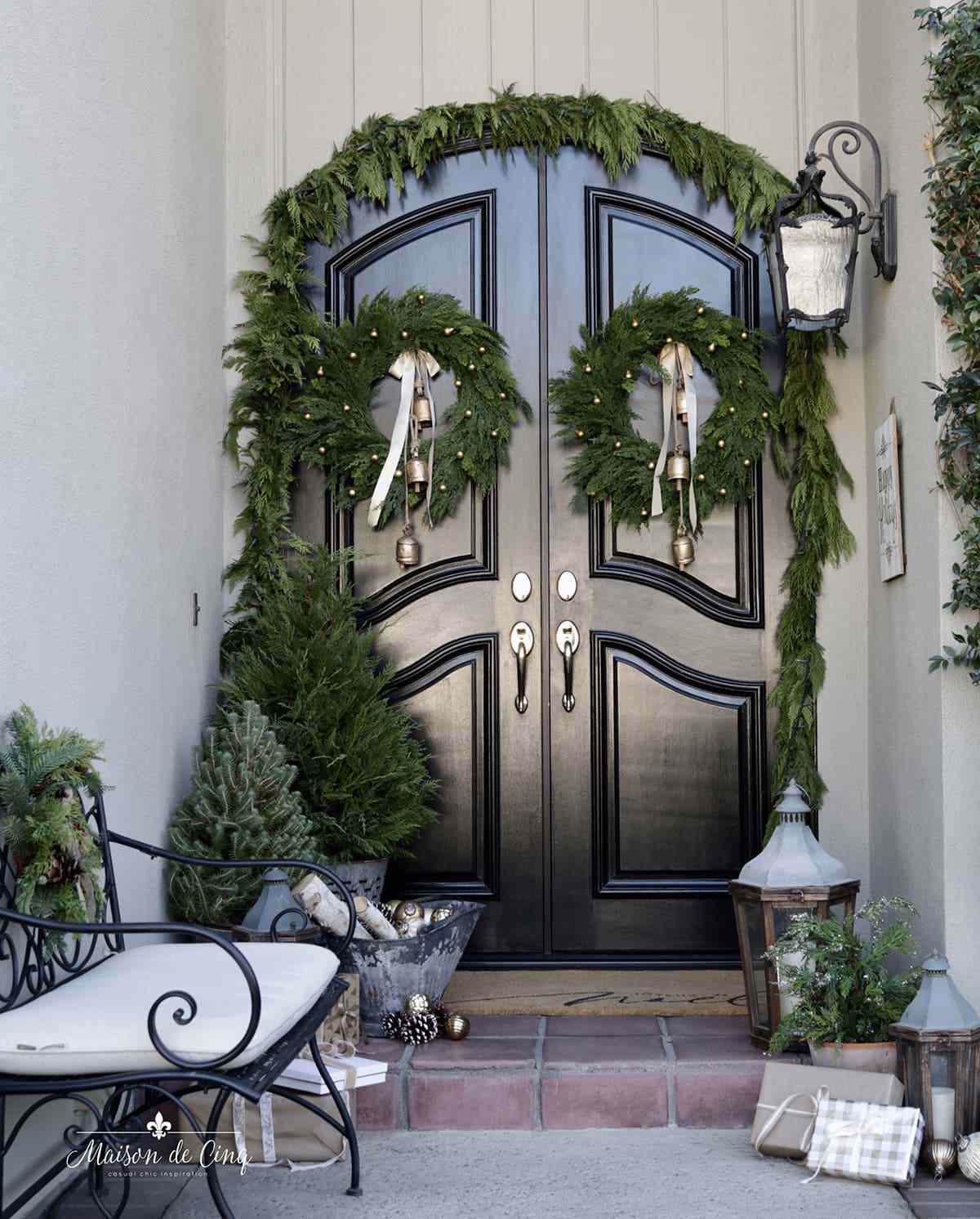 68 Pretty Front Porch Christmas Decorating Ideas for a Festive Welcome