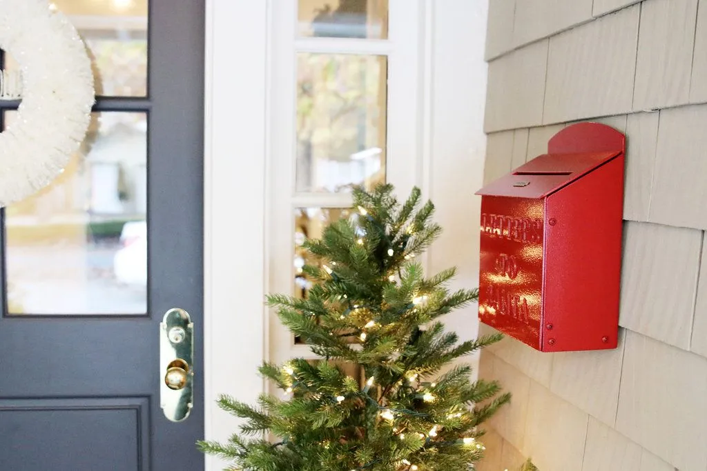 68 Pretty Front Porch Christmas Decorating Ideas for a Festive Welcome