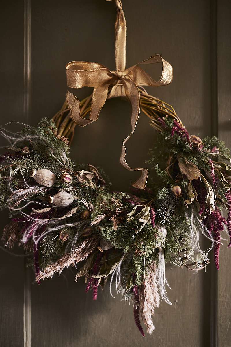 73 DIY Christmas Wreaths Anyone Can Easily Make for the Holidays