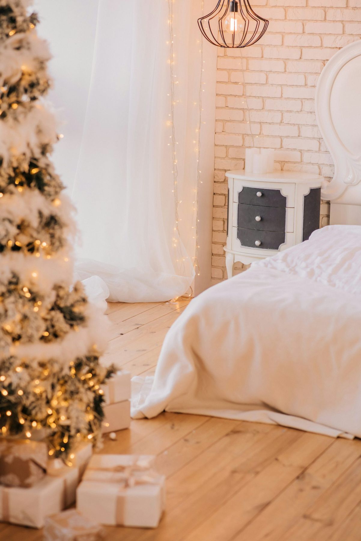 A bedroom decorated for christmas with a bed and a christmas tree - Free  Photo on Unsplash