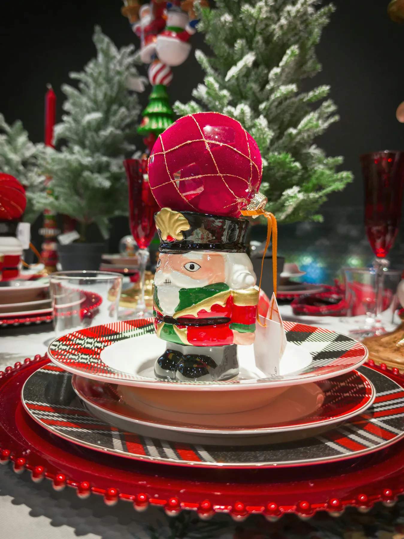 A christmas table setting with a red and white plate - Free Photo on  Unsplash