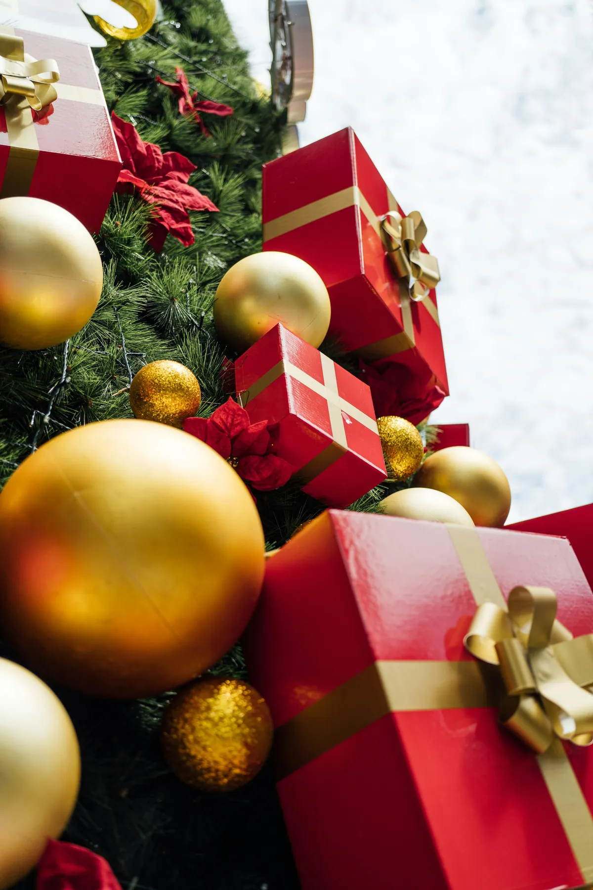A christmas tree with many red and gold presents - Free Photo on Unsplash