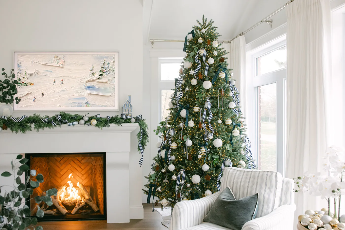 A Classic Coastal Christmas Living Room Tour - The Leslie Style