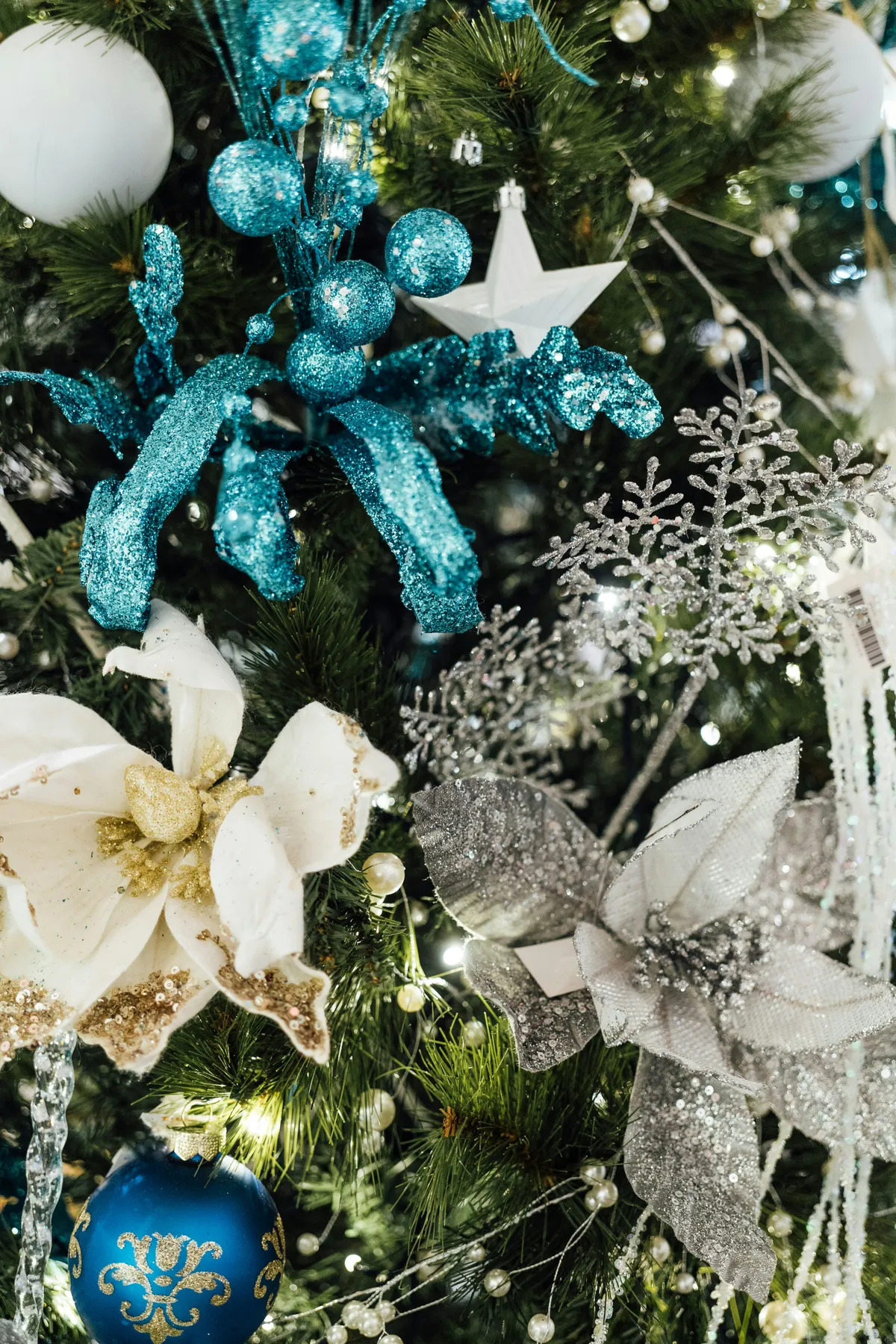 A close up of a christmas tree with ornaments - Free Photo on Unsplash