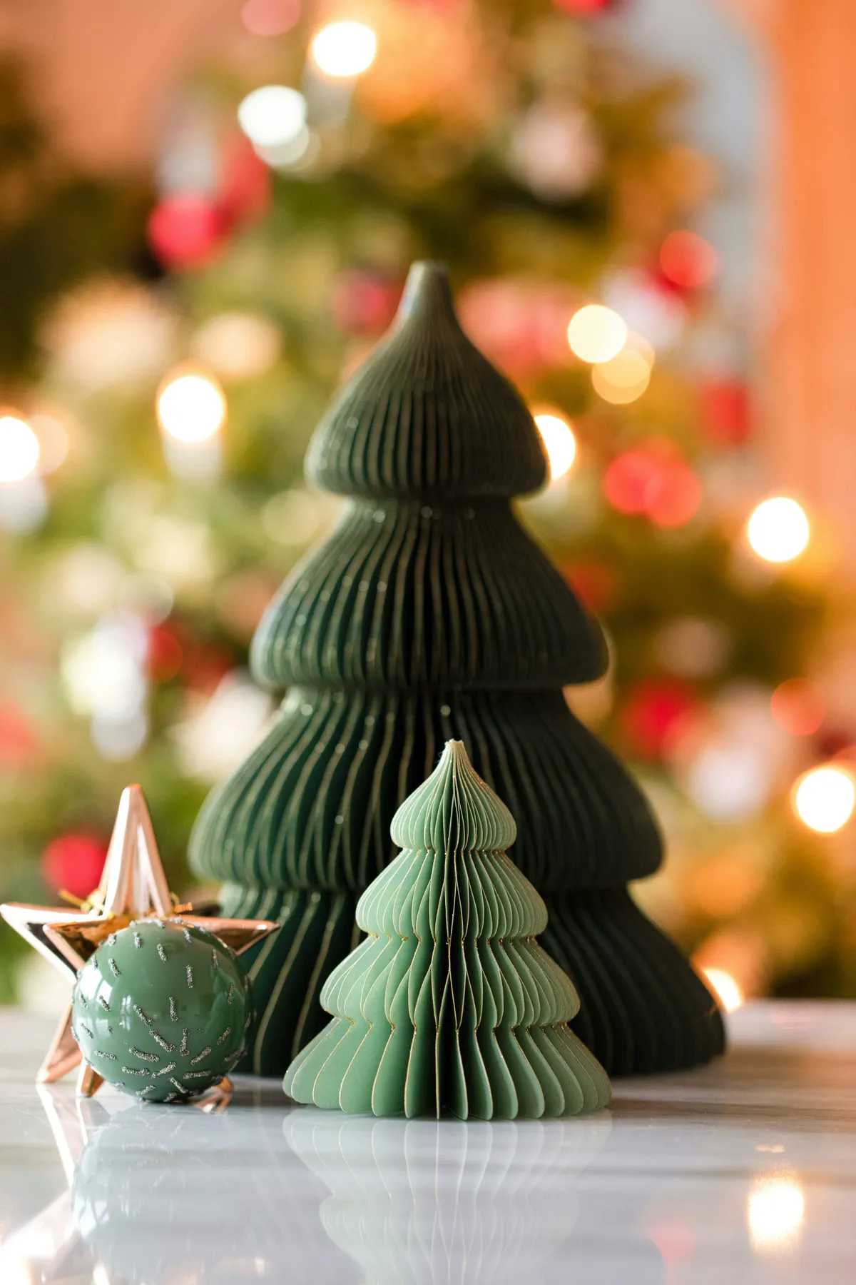A close up of a small christmas tree on a table - Free Photo on Unsplash