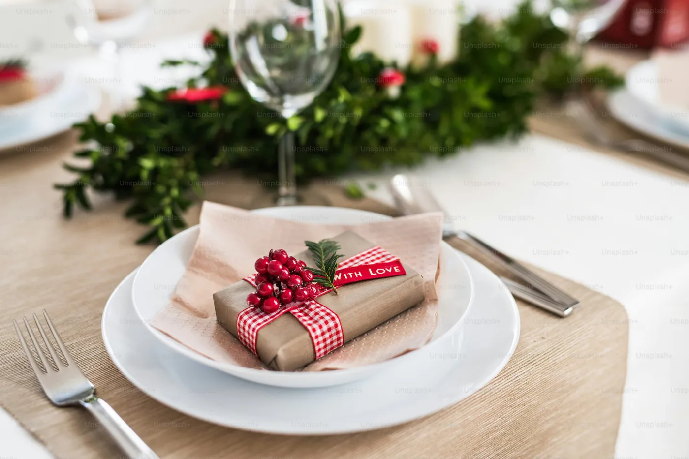 A close-up of a table set for a dinner at home at Christmas time - Photo on  Unsplash+