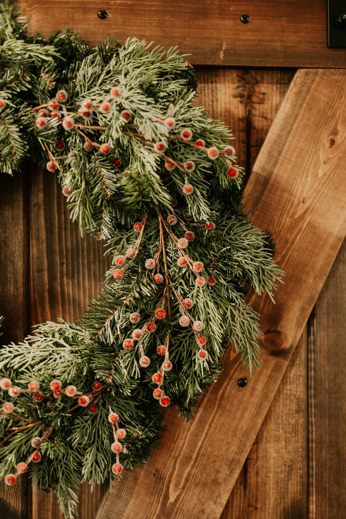 A close up of a wreath on a wooden door - Free Photo on Unsplash